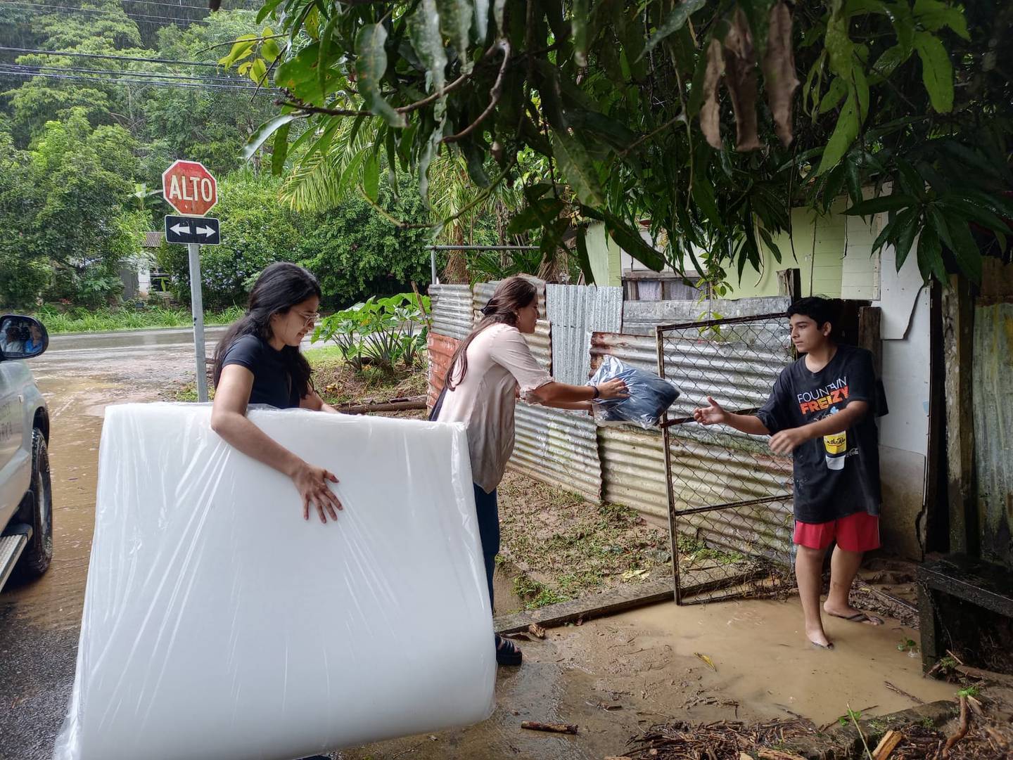 Más de 30 familias resultaron afectadas por las inundaciones que provocó el desbordamiento de los ríos y colapso de alcantarillas en la zona sur del país.