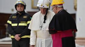 Papa Francisco queda encerrado en ascensor y bomberos deben rescatarlo