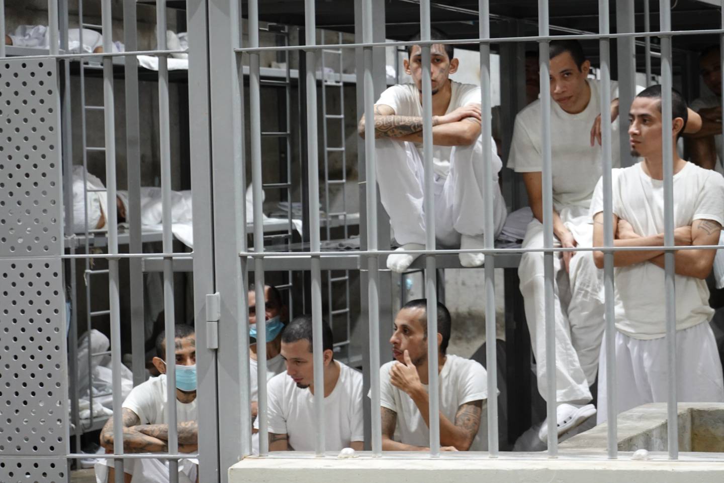 Douglas Sánchez, estuvo en El Salvador conociendo la cárcel Centro de Confinamiento del Terrorismo.