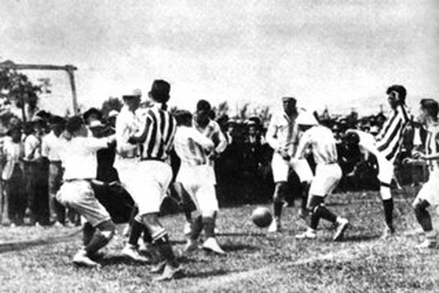 Crónica del Centenario, historia del futbol de Costa Rica