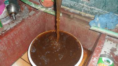 Barrios de Limón reciben agua que parece barro líquido
