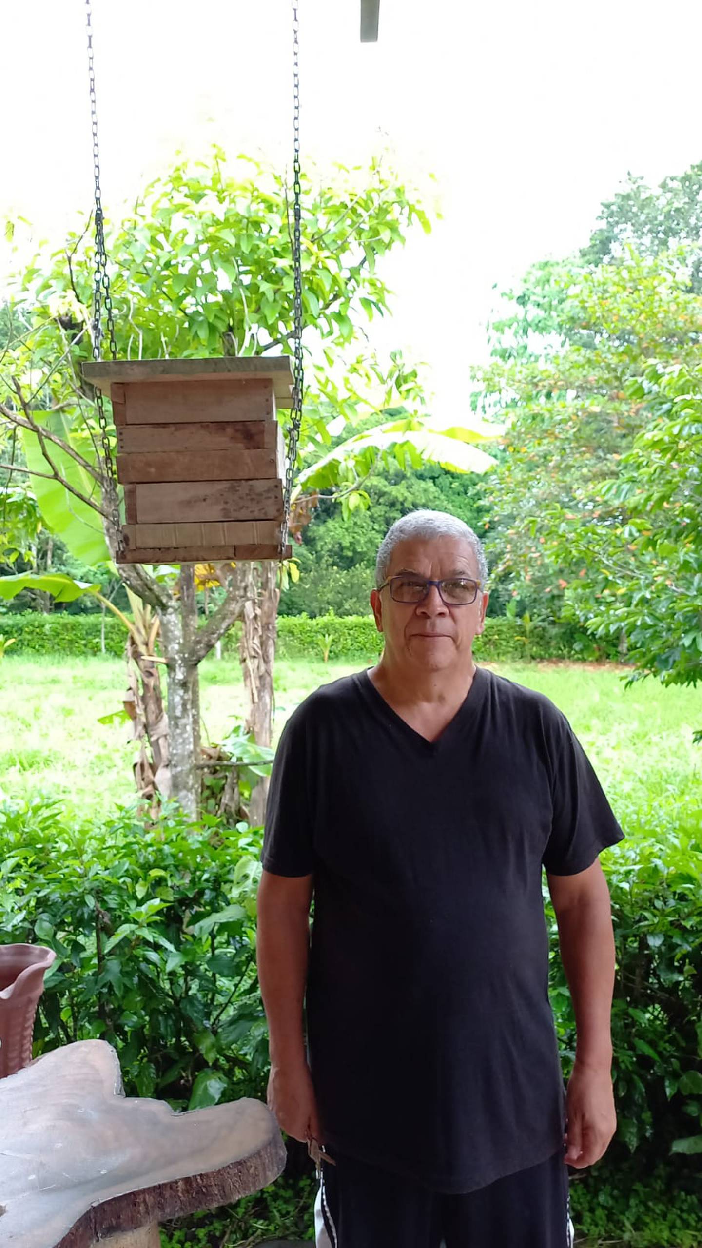 Don Carlos Castro, vecino de San Ramón, tiene cuatro hoteles para abejas en su propiedad. En Costa Rica existen entre 600 y 700 especies de abejas y un poquito más del 90% de estas especies son de abejas independientes (solitarias), es por eso que, buscando proteger a esa gran mayoría que no tiene colmena, nació el programa Cantones Amigos de las Abejas
