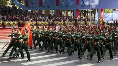 Vietnamitas desafían al comunismo bañándose chingos