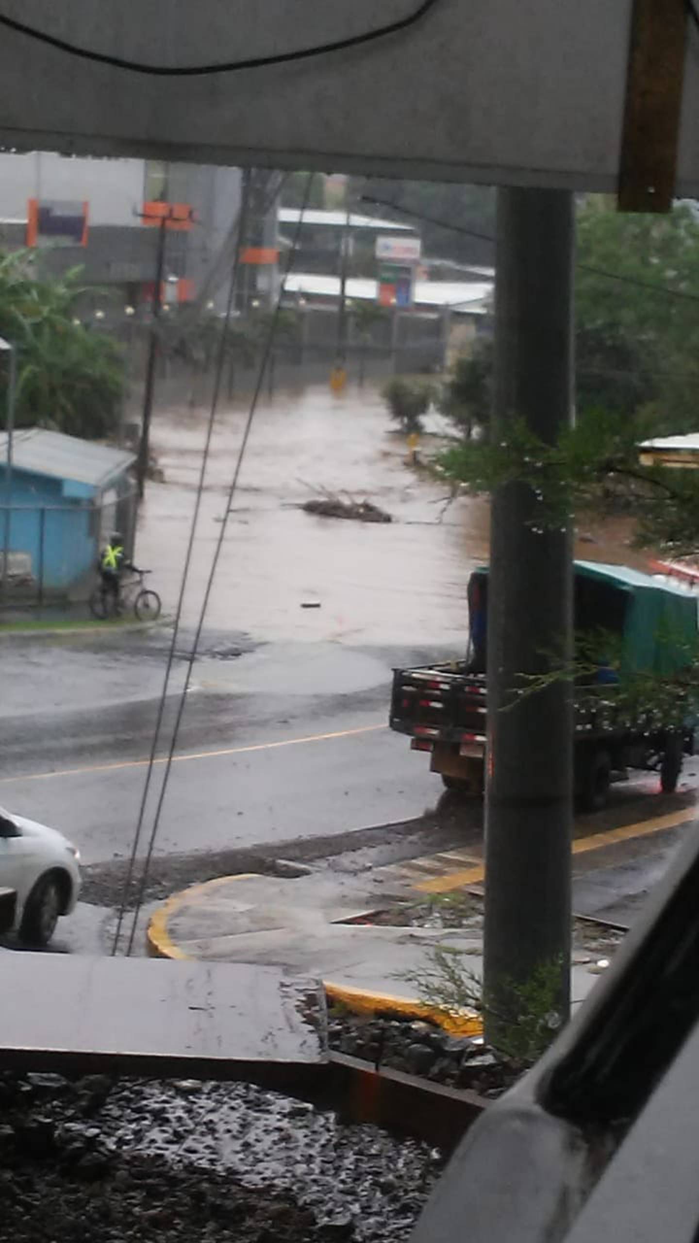 Lluvias causas inundaciones en Curridabat. Foto cortesía.