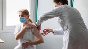 Personal de la Caja, INS, hospitales privados y Salud están obligados a vacunarse contra el covid