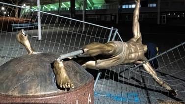 Esta es la razón por la que aficionados destruyeron la estatua de Ibrahimovic en Suecia 