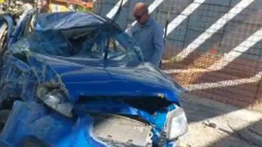 Video: Mujer está viva de milagro al caer con su carro de un puente en construcción