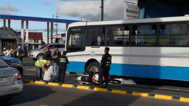 Mujer en moto muere en choque contra bus en Guadalupe