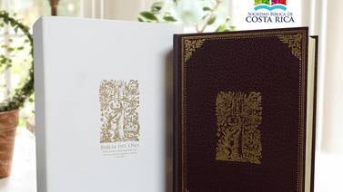 Restauración Nacional regala al Congreso histórica Biblia 