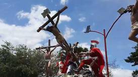 Por descuido “soldados romanos” dejan caer imagen de Jesús durante procesión (Video) 