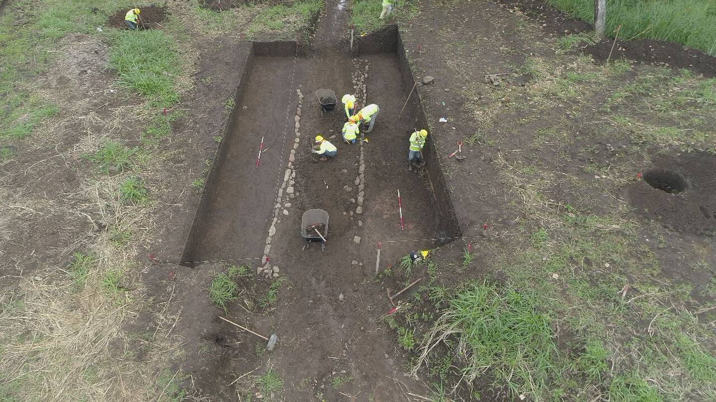 Cuatro tumbas precolombinas fueron el descubrimiento que arquéologos realizaron en las obras de la ruta San José-San Ramón, específicamente en el conector Barreal-Castella, muy cerca del Conservatorio Castella en Heredia.