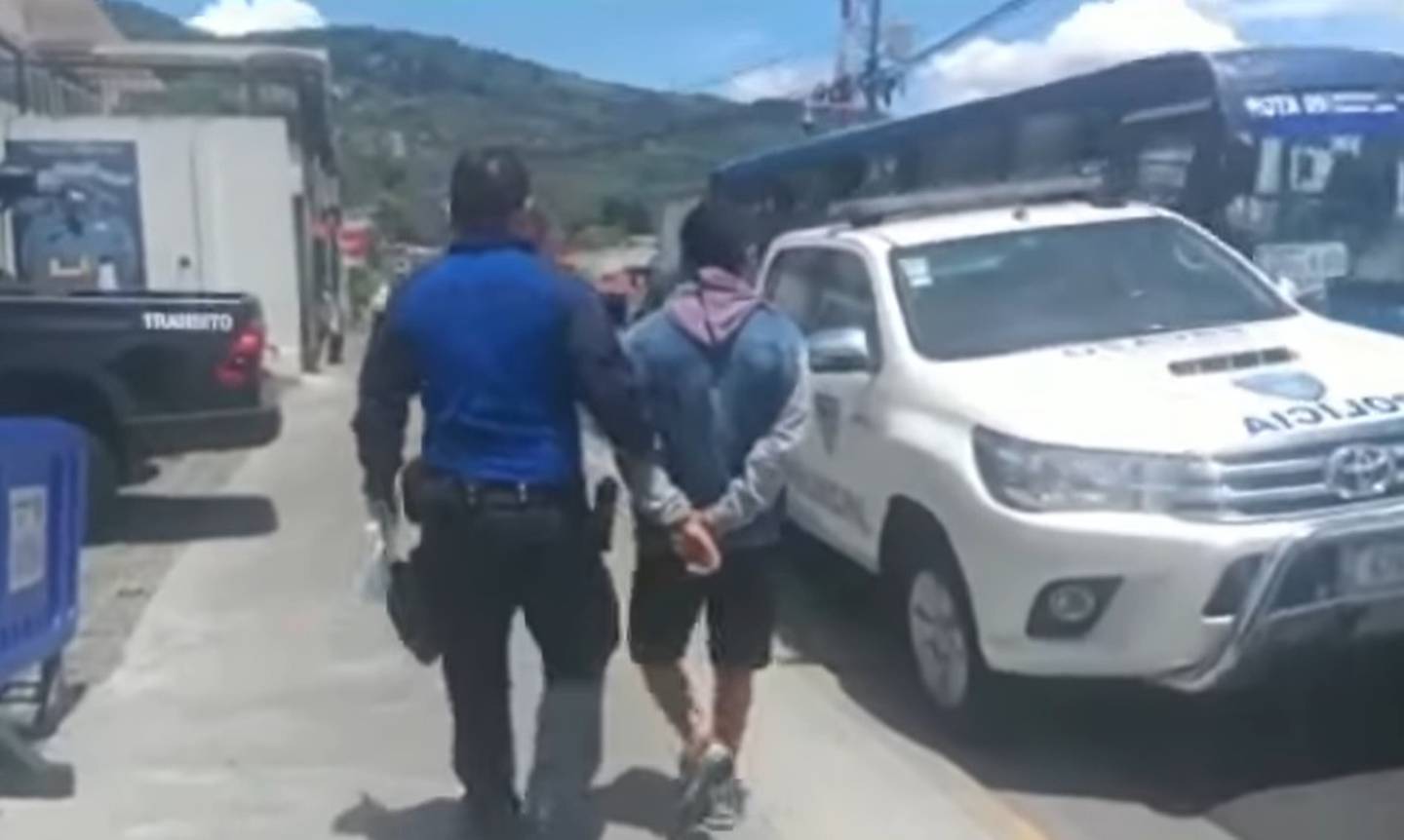 Policía Municipal de Escazú detiene dos veces en un mismo día a un sujeto por robos. Foto Policía Municipal Escazú.