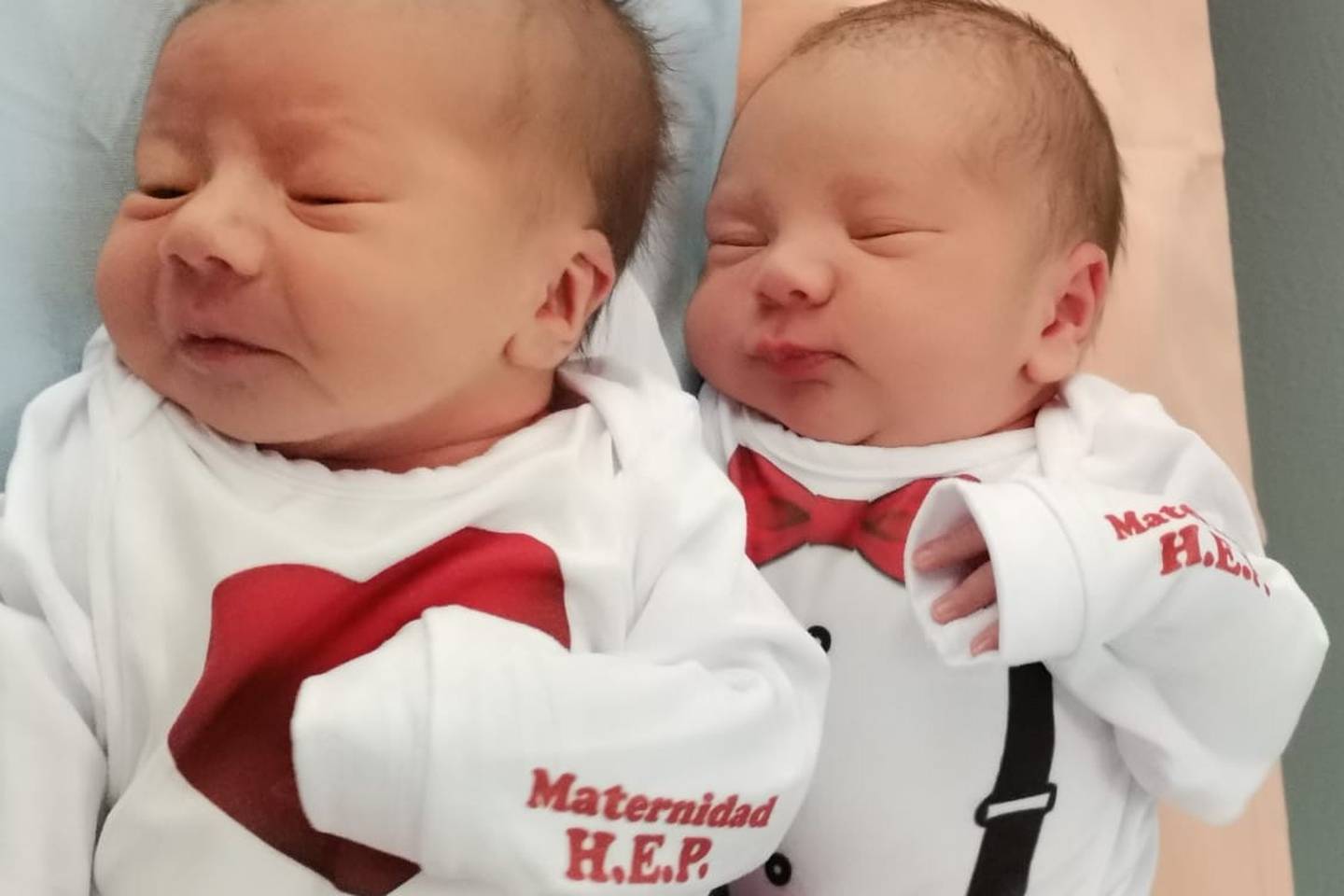 Los bebitos recién nacidos del hospital Escalante Pradilla de Pérez Zeledón se pusieron trajecito entero para darle tremenda serenata a sus mamitas.