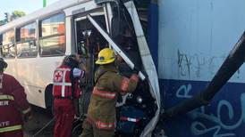 Bombazo de bus contra un carro, poste y una bodegas dejó 10 pasajeros heridos en el centro de Chepe