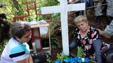 Con tres cruces, agua bendita y rosas azules le hicieron altar a Allison