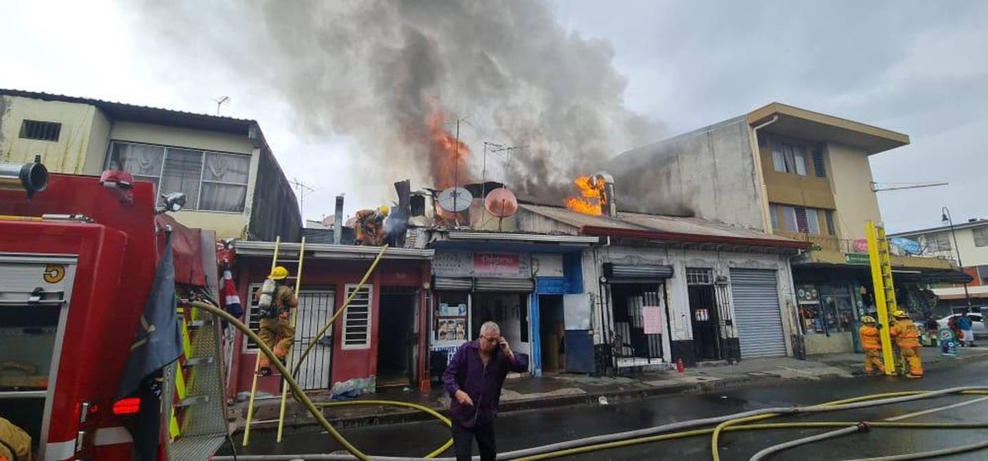 Bomberos atienden incendio que dañó peluquería, soda y cuartería en San José. Foto Bomberos.