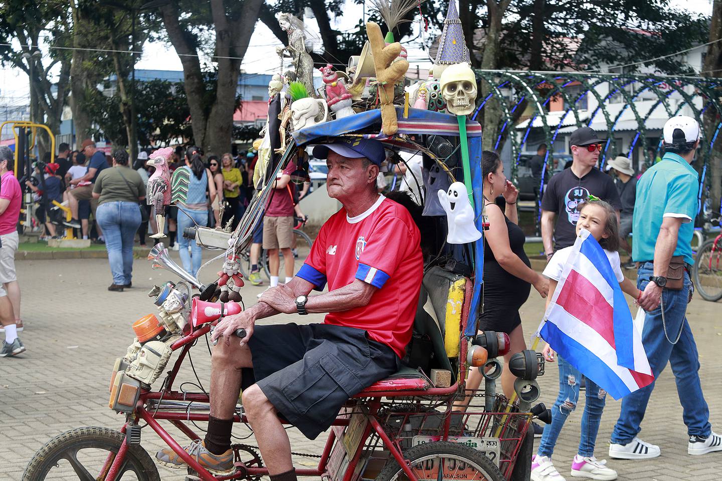 Dagoberto Solano es el dueño de una colorida bicicleta, a la que llama "Betty la fea".