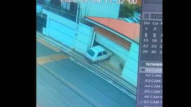 (Video) Así se estrelló carro contra la cochera de una casa y así escapó