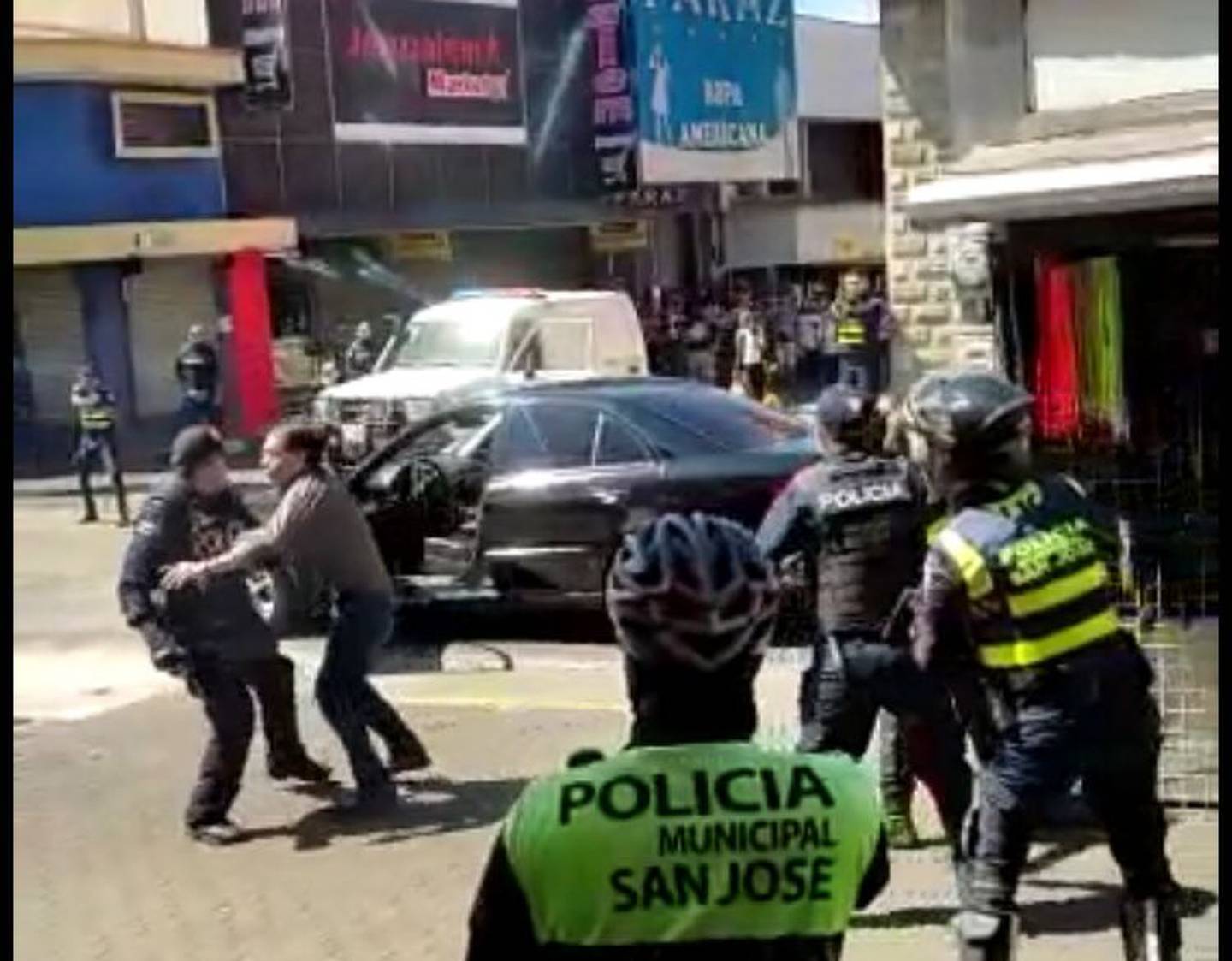 Hombre muere al enfrentarse a balazos a policías en San José. Foto captura de pantalla.