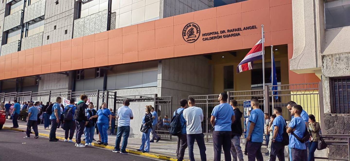 Trabajadores de los hospitales Calderón Guardia y México, además de otros centros médicos se protestan frente a la torre este del hospital Calderón Guardia, contra lo que consideran privatización de servicios, manipulación de informes y contratos