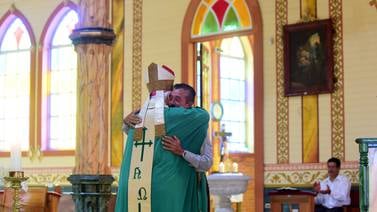 Un abrazo marcó el final feliz de la historia de don Evangelista