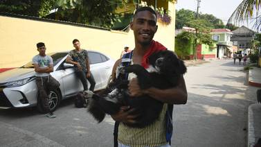 Perro acompaña a migrante venezolano en largo y riesgoso camino hacia EE. UU. 