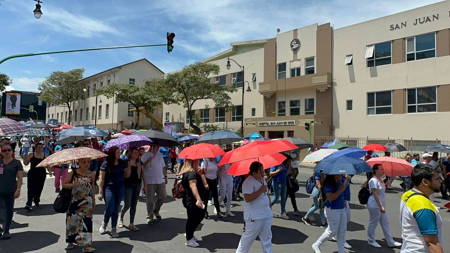 El jueves 8 de junio hubo huelga del sector salud que se manifestó con una marcha en San José centro.