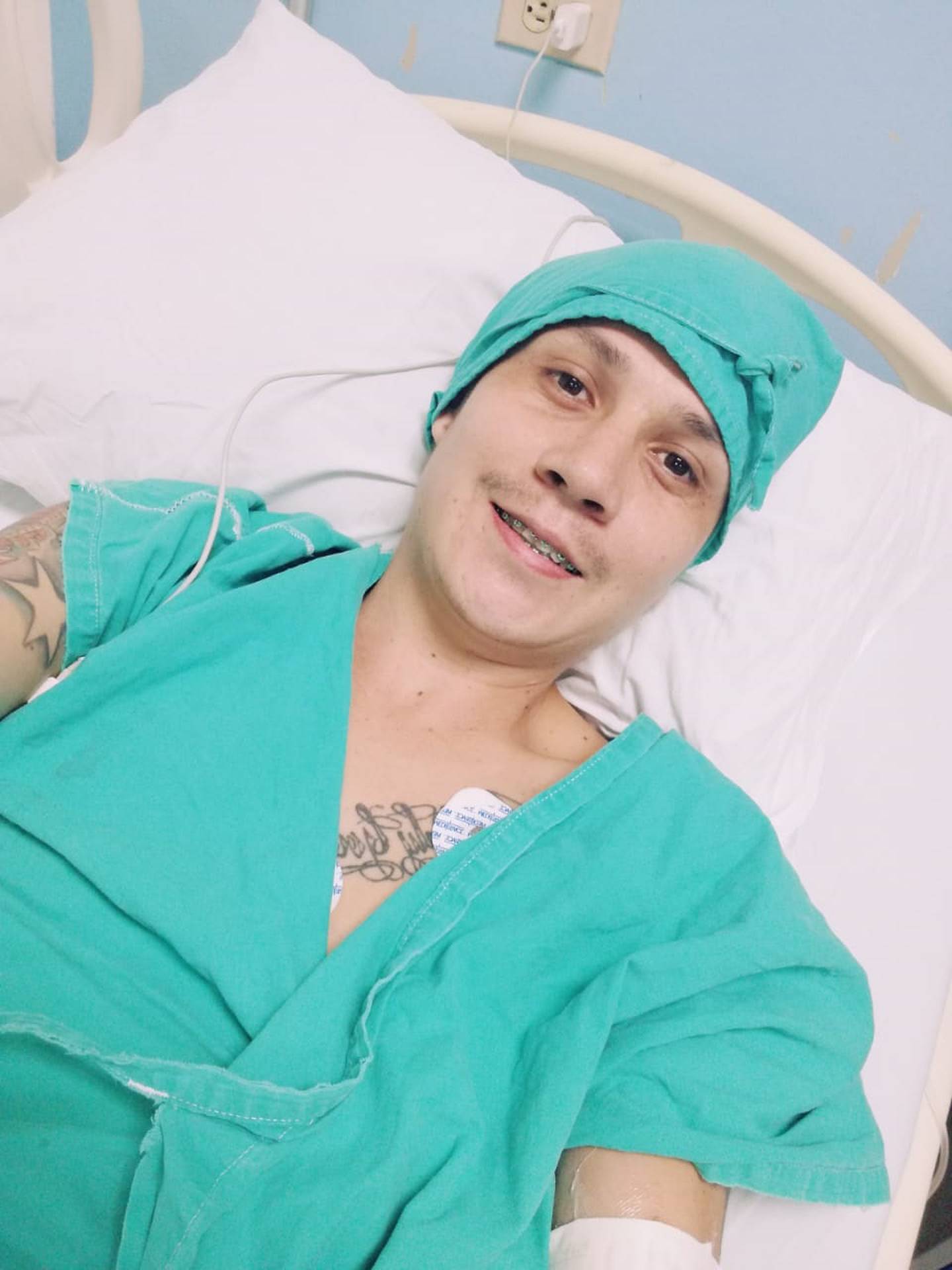 Kenneth Delgado Fernández recibió 11 balazos y vivió para contarla. En la foto en el hospital después de los plomazos.