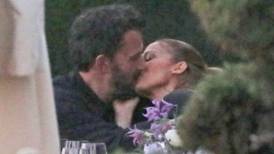 Captan a Ben Affleck y a Jennifer López besándose en Malibú