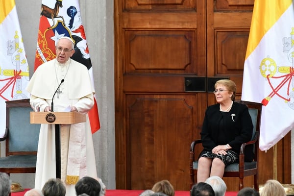 La presidenta chilena Michelle Bachelet recibió al obispo de Roma este martes. AFP