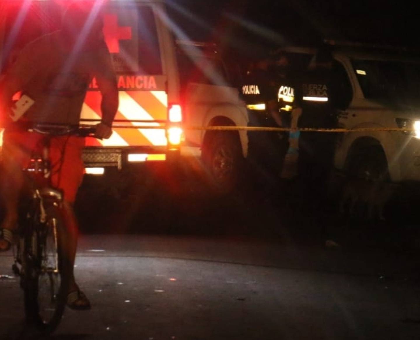 Policías y cruzrojistas de Cariari fueron movilizados la noche de este lunes a Astúa -Pirie, donde un tiroteo dejó un muerto y dos heiridos. Foto: Reiner Montero.