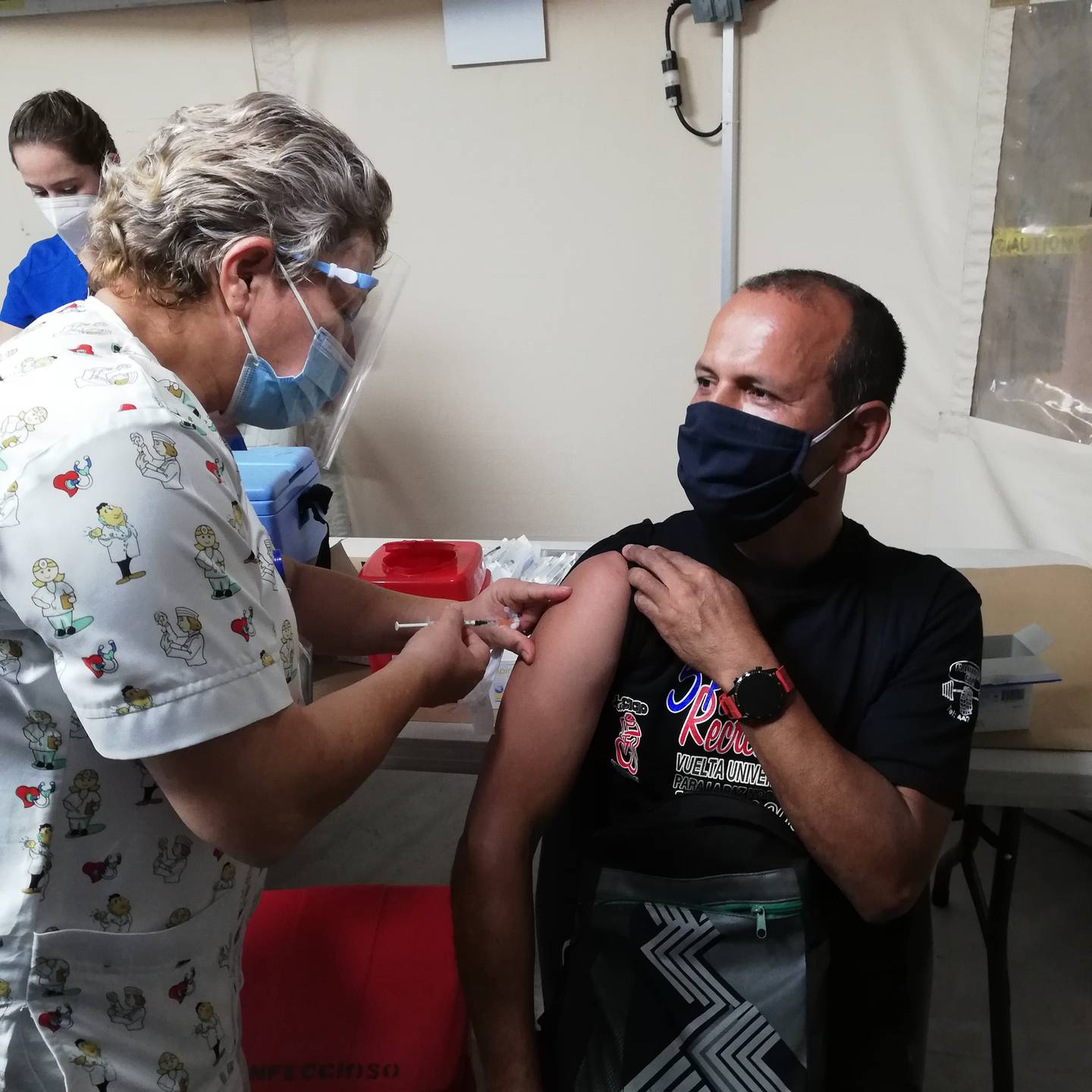 Ismael Álvarez Villalobos, de 50 años, es vacunado contra el covid-19 en el Hospital San Juan de Dios por la enfermera Marianela Solís Alpízar.