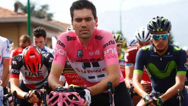 (Video) Líder del Giro de detuvo en media carrera por "necesidad"