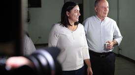 Figueres acompañó a su esposa a votar y luego él lo hará en San Cristóbal 