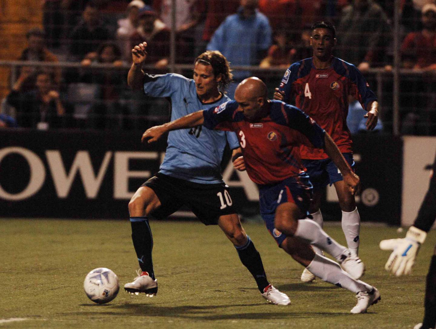 El defensor Michael Umaña estuvo con la selección en el repechaje contra Uruguay, en noviembre del 2009. Archivo.