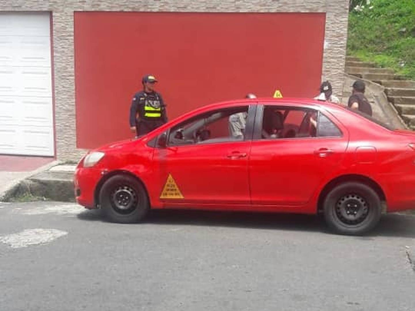 Detienen a sujetos que asaltaron a clientes de soda en San José y robaron un carro. Fotos MSP