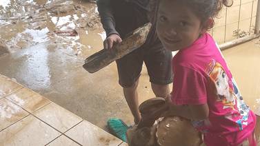 Niña de cuatro añitos perdió sus juguetes en inundaciones causadas por Julia