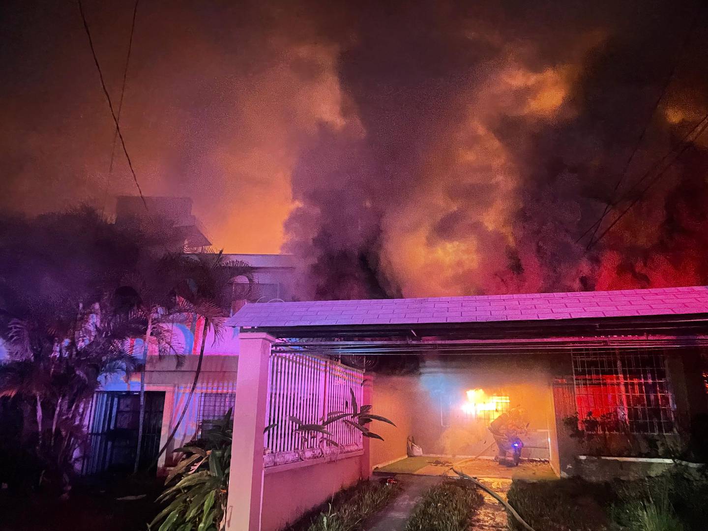 Una casa se quemó completa en Calle Blancos