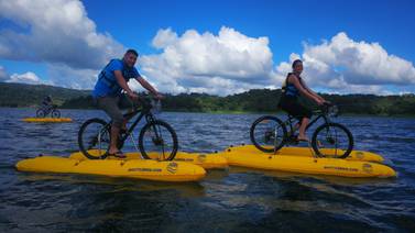 Ciclismo sobre las aguas del  bellísimo lago arenal,  fórmula ecológica y maravillosa