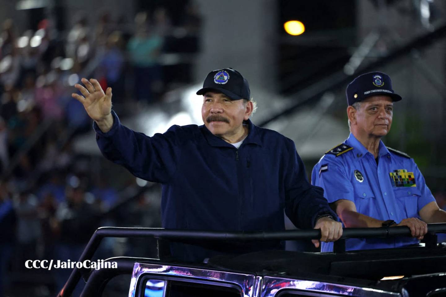 El presidente de Nicaragua, Daniel Ortega, acompañado por el jefe de la Policía Nacional, Francisco Díaz, saludando a las tropas en un desfile militar para conmemorar el 44º aniversario de la fundación de la Policía Nacional en Managua este martes.