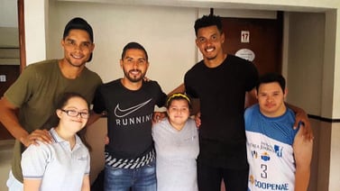 (Video) Futbolistas morados le alegraron el día a niños con discapacidad