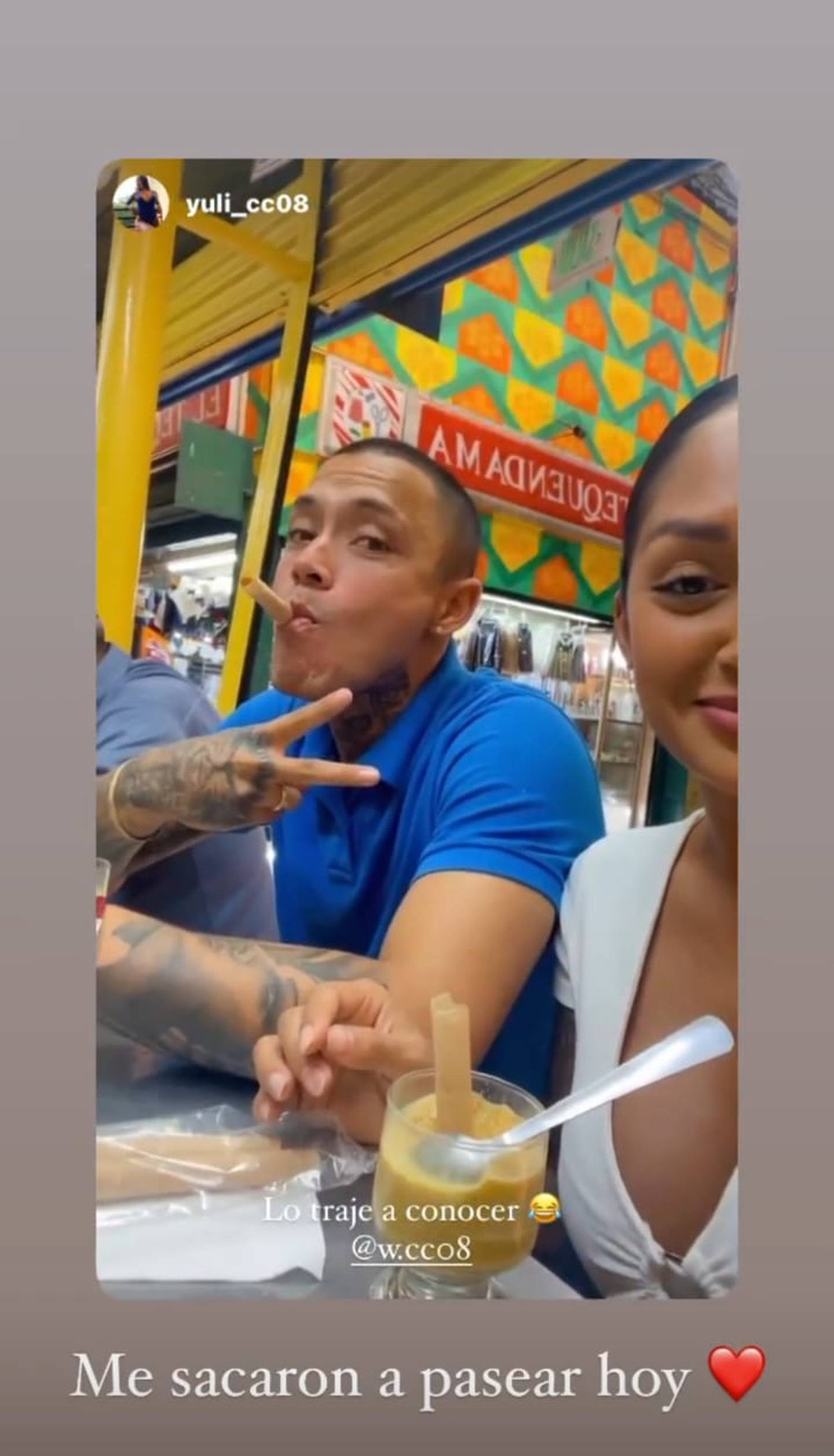 El exjugador de Saprissa Wálter Cortés conoció el Mercado Central con su esposa Yuliana. Instagram.