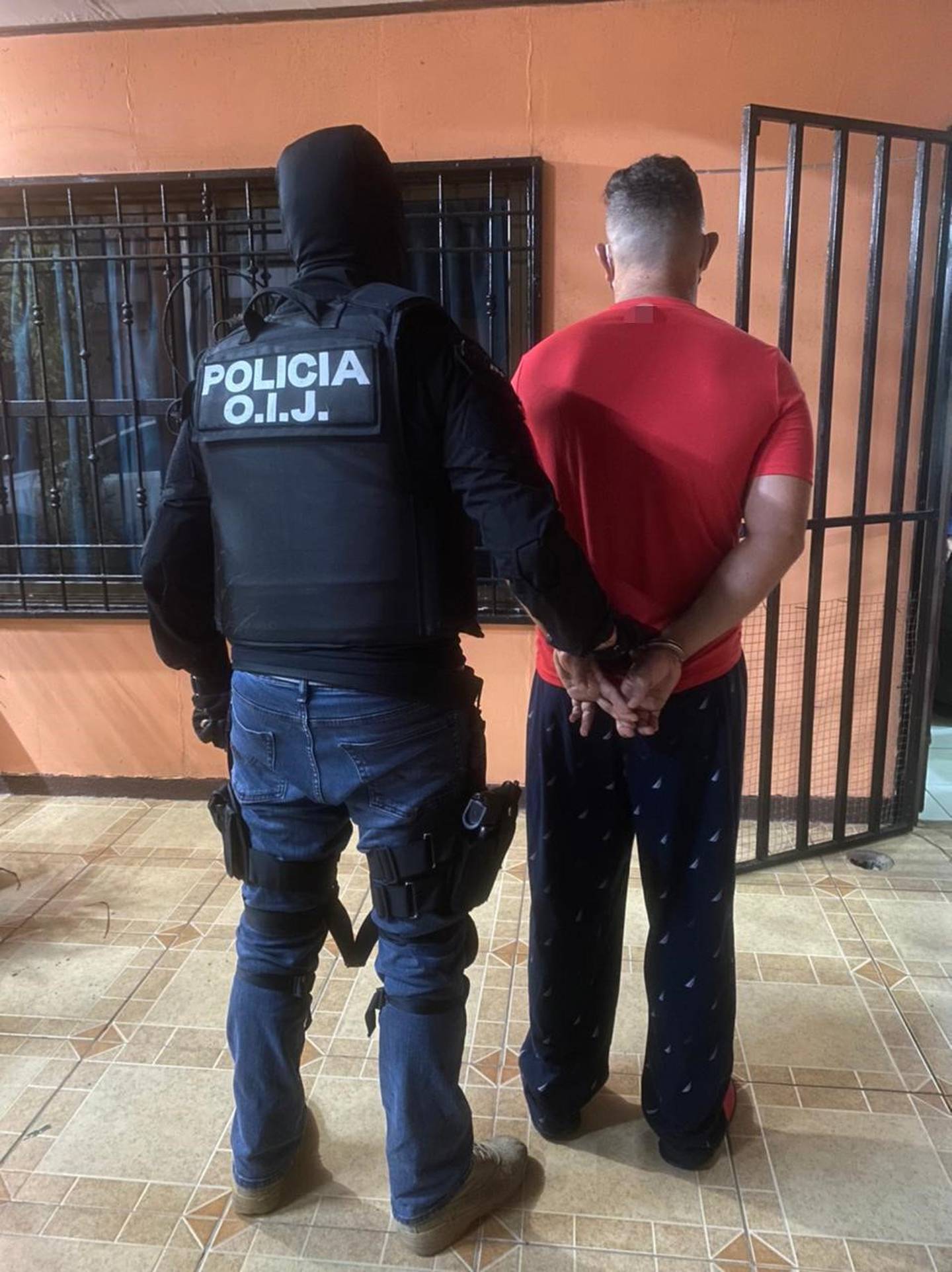Después de 12 allanamientos, en Limón, este 28 de julio se detuvo al supuesto líder de una banda narco y a 3 integrantes más, como sospechosos de dedicarse a lavar el dinero que les llegaba por la venta de drogas.