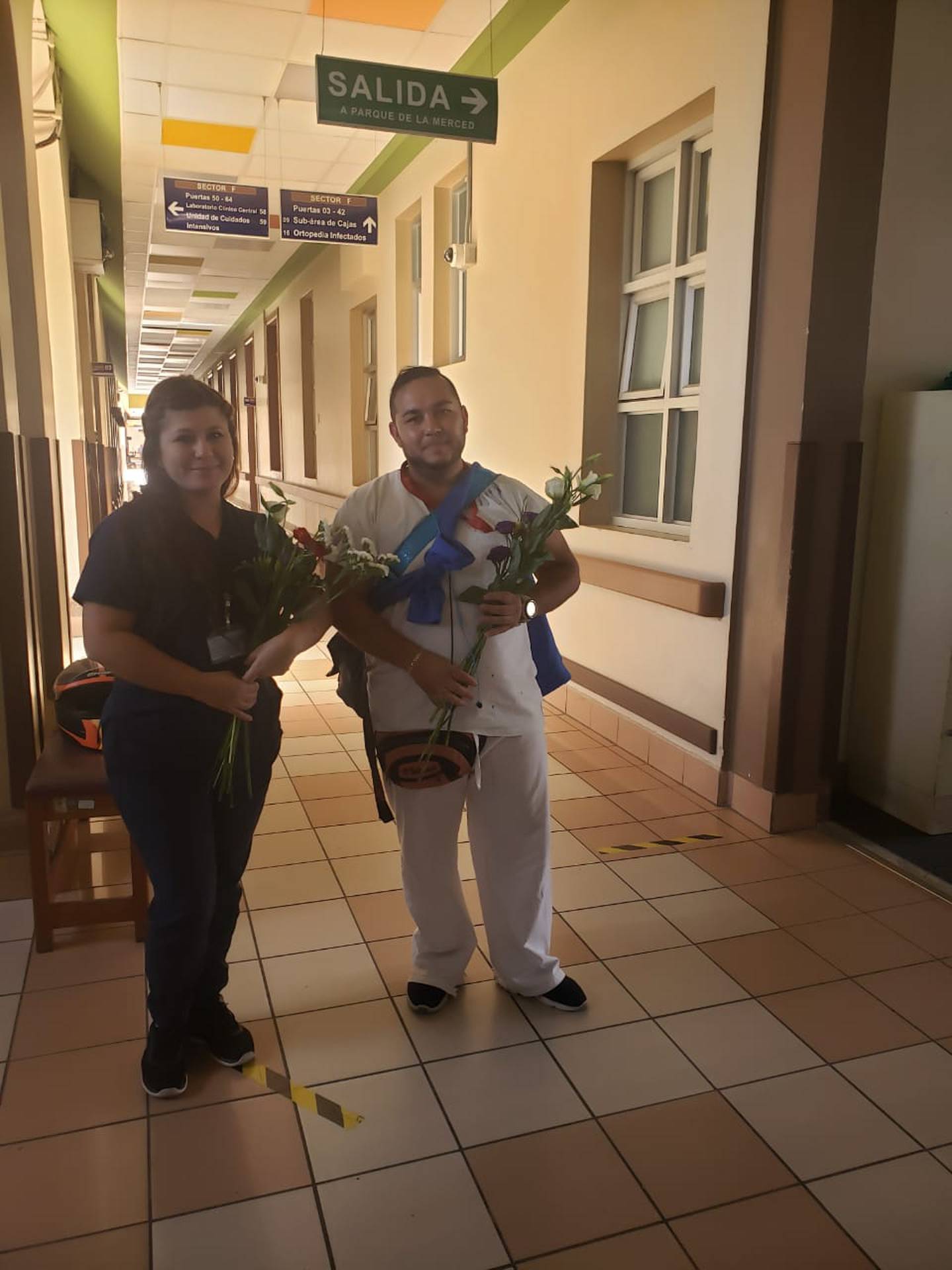 Fernando Alfaro, es un muchachillo de quinto año de colegio, bien lleno de amor, quien tomó la decisión de irse al Hospital San Juan de Dios y regalarle flores a los trabajadores de la Salud.