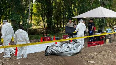 Buzos forenses que extraen cuerpos en tanques exponen sus vidas ante fuerte contaminación  