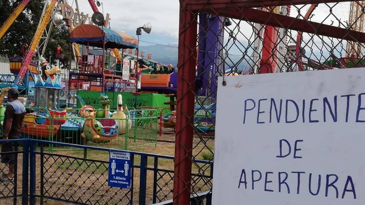 La empresa salvadoreña Play Land Park, armó 16 atracciones mecánicas frente al Registro de la Propiedad, en Curridabat, pero el ministerio de Salud y el de Seguridad Pública no les han dado los permisos, por eso no han podido abrir hasta el 29 de diciembre