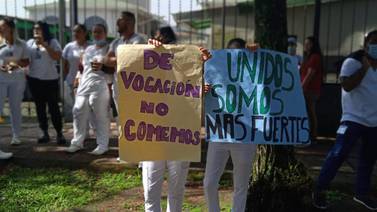 Video: Trabajadores de Salud marchan para que les paguen su salario