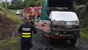 Chofer muere al quemarse cabina del camión que manejaba en Heredia 