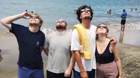 Franceses en Manzanillo: “¡Oh lá lá... Que eclipse más impresionante!” 