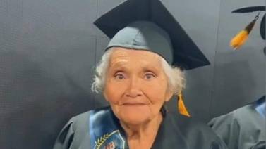 Señora que vivió en la calle se acaba de graduar a los 77 años 